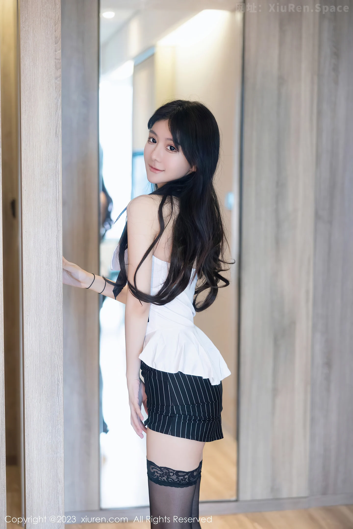 图片[3]-[XiuRen秀人网]VOL.7047 模特幼幼性感白上衣配黑短裙露黑色蕾丝袜秀完美身材诱惑写真81P-秀人网官方网站